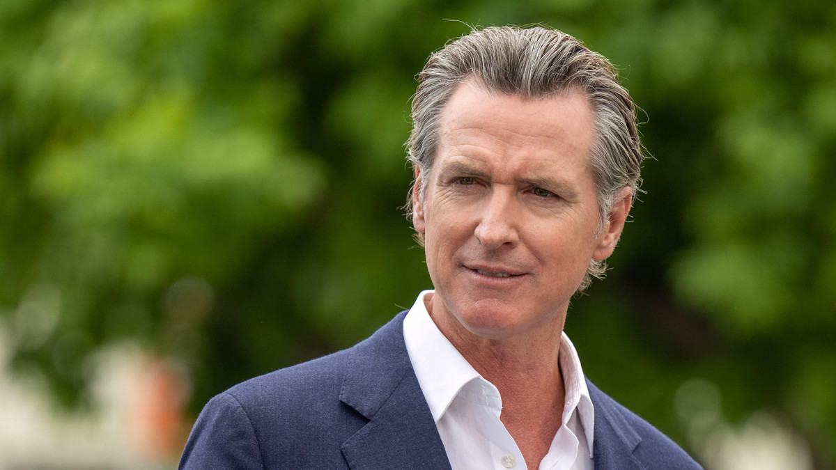 California Governor trolls Trump over how he boards plane