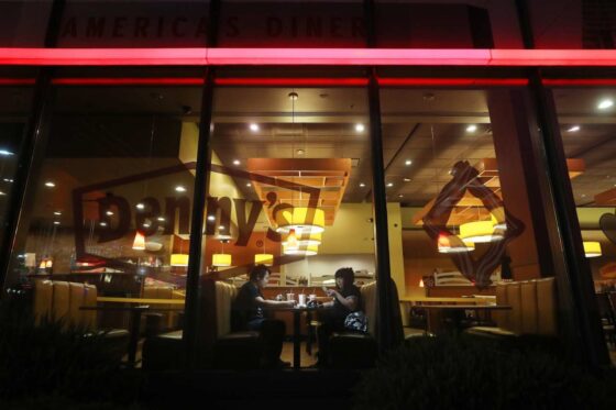 Denny’s offers mixed views on restaurant industry, as bigger rivals prepare to report earnings this week