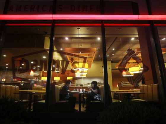 Denny’s offers mixed views on restaurant industry, as bigger rivals prepare to report earnings this week