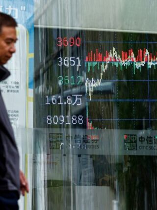 Dollar rises while global stock index falls; inflation and tariffs in focus