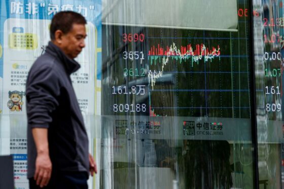 Dollar rises while global stock index falls; inflation and tariffs in focus