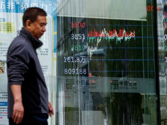 Dollar rises while global stock index falls; inflation and tariffs in focus