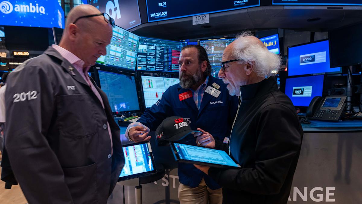 Dow falls more than 500 points on jobs report, tariffs