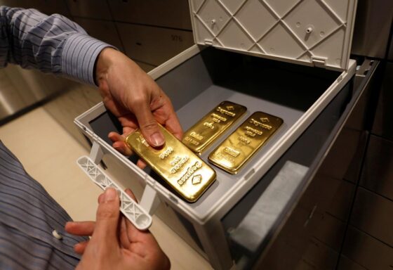 Gold claws gains amid Federal Reserve rate cut bets