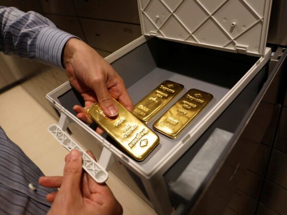 Gold claws gains amid Federal Reserve rate cut bets