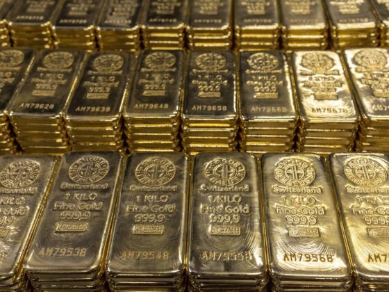 Gold edges up as investors await US-Russia meeting