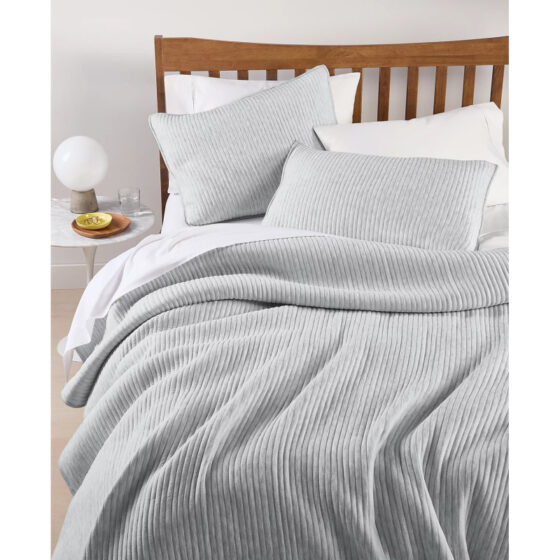 Macy's is selling a 0 lightweight quilt set for  that's 'great for hot sleepers'