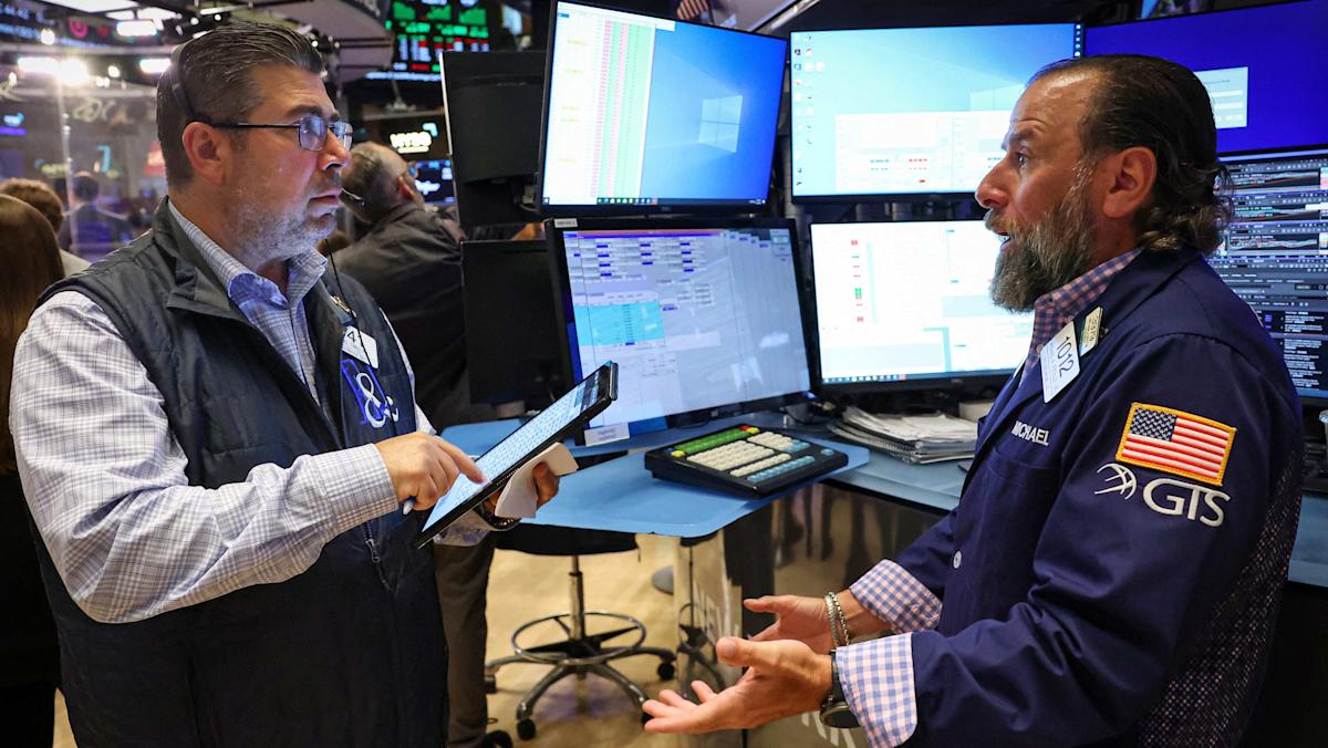 Nasdaq Composite closes more than 1% lower