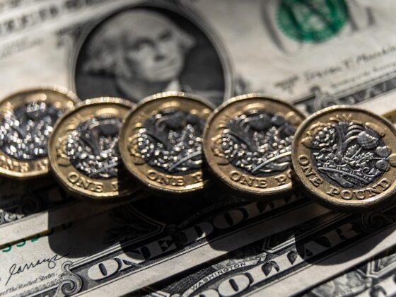 Pound dips as dollar strengthens with investors eyeing US inflation data