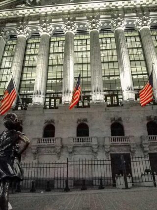 Stocks Settle Little Changed as Bond Yields Climb