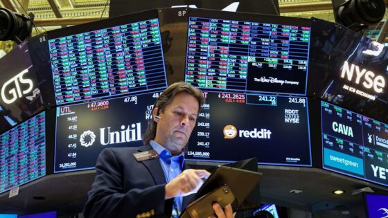 Stocks close mixed, the Dow ends the week higher