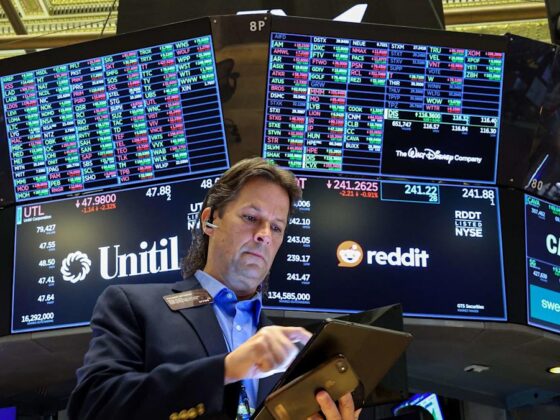 Stocks close mixed, the Dow ends the week higher