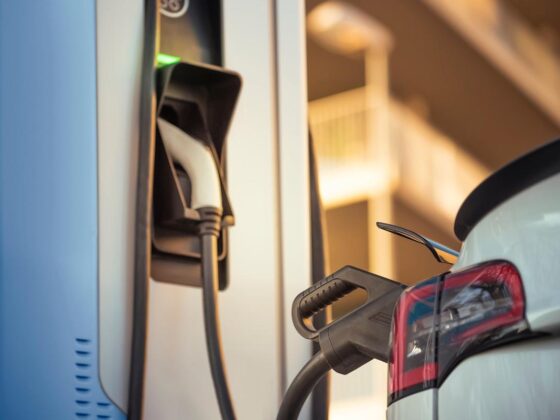 Thinking of Buying Tesla Stock? Here Are 2 Red Flags to Watch