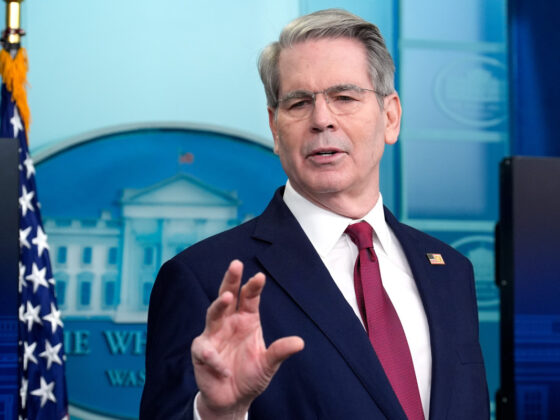 White House pitches jumbo Fed interest rate cuts starting in September