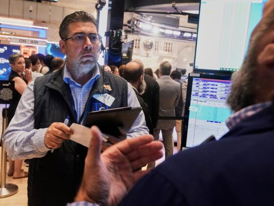 Wall Street hovers near records as markets take in earnings ahead of Powell speech Friday