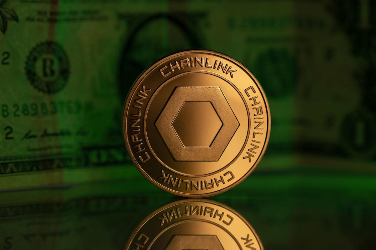 Western Union Wants to Launch Its Own Stablecoin. Does That Make WU Stock a Buy Here?