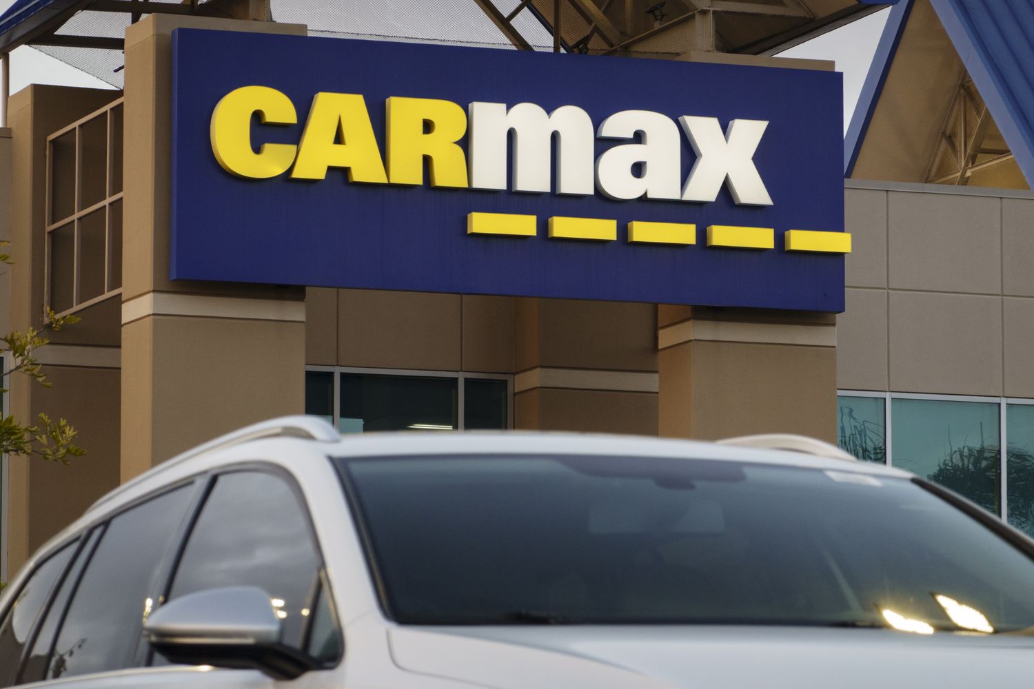 CarMax Stock Skids, Oracle Retreats; Intel Pushes Higher
