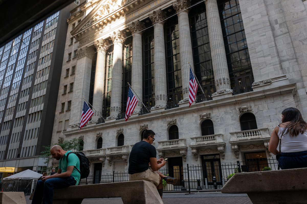 Dow, S&P 500, Nasdaq futures trade flat after Wall Street's record-breaking rally fizzles out