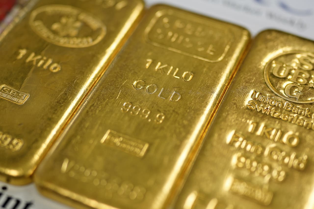 Gold hits new high on rising uncertainty, while U.S. stock futures little changed