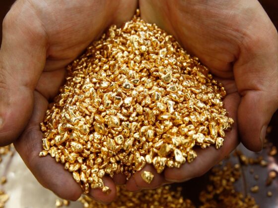Gold hits record high over ,500