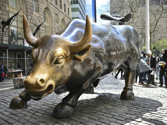Stocks hang onto gains as rate cuts in focus