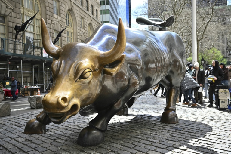 Stocks hang onto gains as rate cuts in focus
