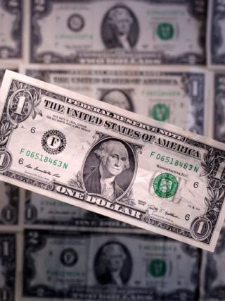 Weak pound and yen shore up dollar, bonds and payrolls in focus