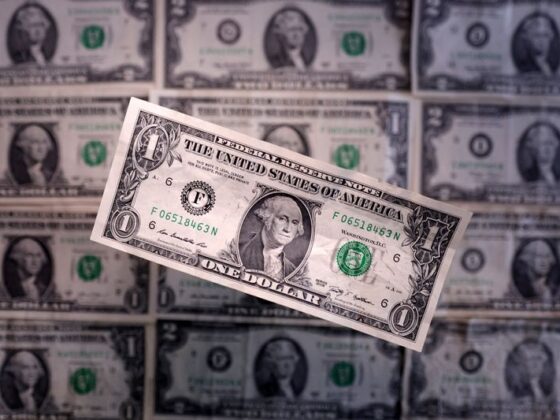 Weak pound and yen shore up dollar, bonds and payrolls in focus