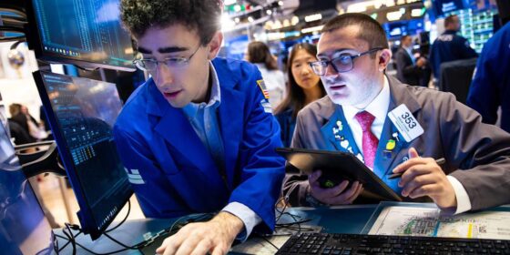 Which Stocks Would Benefit From Fed Rate Cuts? Watch the 2-Year Yield.