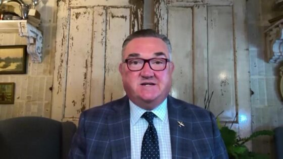 Wall Street closes with records, offsets shutdown uncertainties